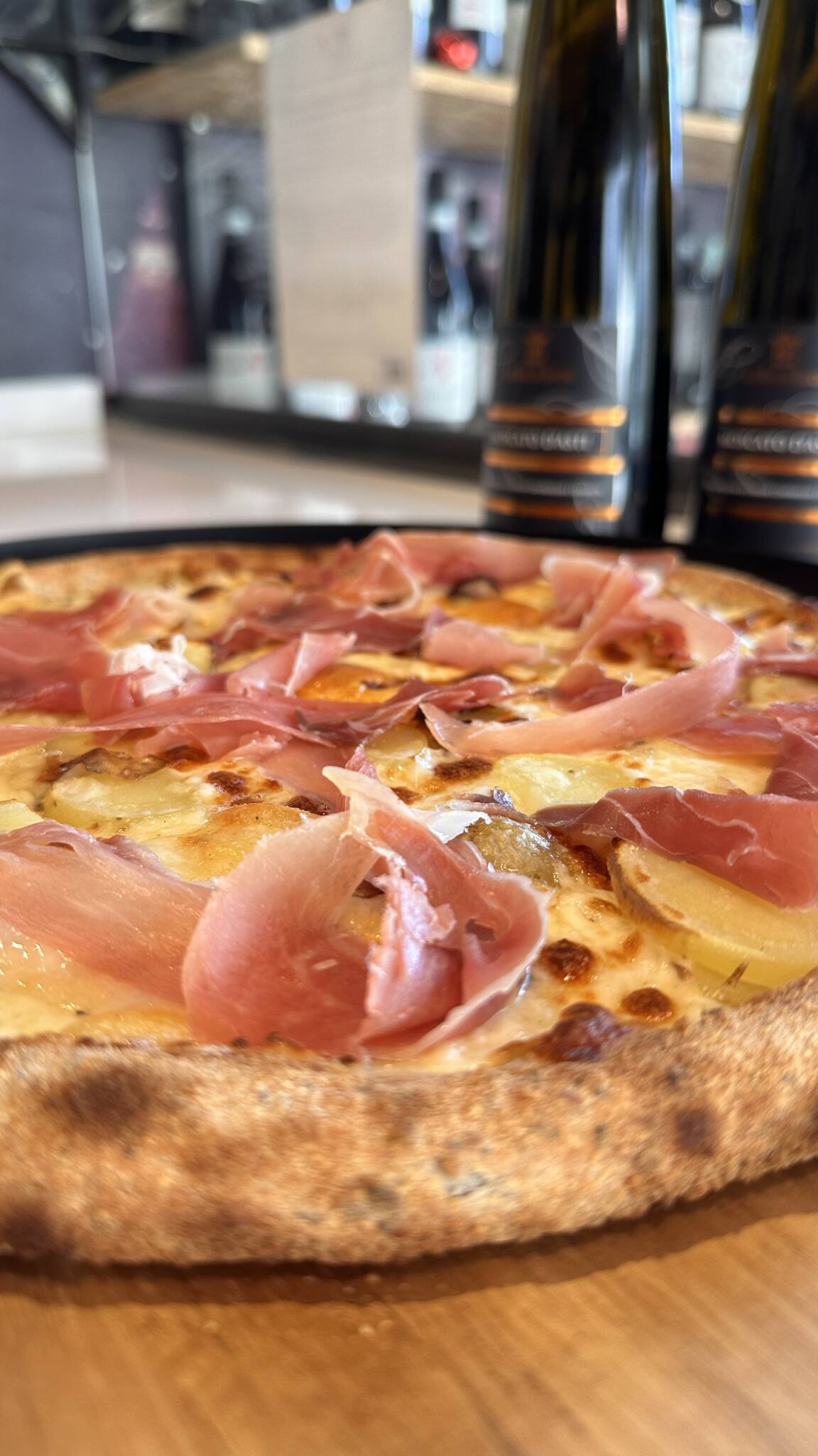 base crème, mozzarella fondante, fromage à raclette, généreuses tranches de pommes de terre cuisinées et speck délicatement fumé.